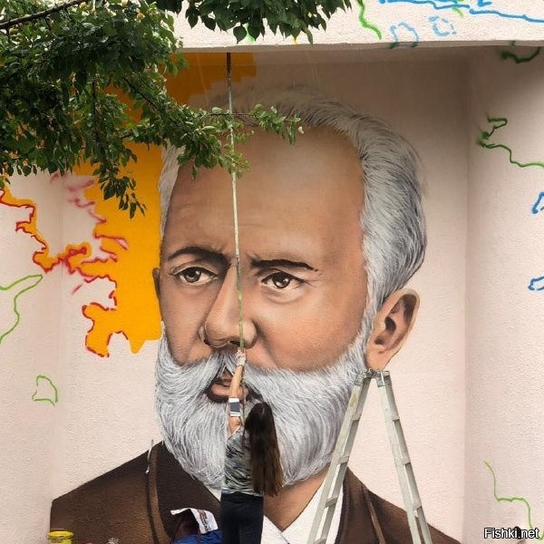 В Старом Осколе преобразились здания городской библиотеки имени Пушкина и музыкальной школы №5.
На стенах учреждений культуры, которые располагаются под одной крышей, появились портреты выдающихся композиторов: Людвига Бетховена, Вольфганга Моцарта, Петра Чайковского, а также классика великой русской литературы Александра Пушкина.