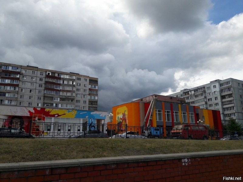 В Старом Осколе преобразились здания городской библиотеки имени Пушкина и музыкальной школы №5.
На стенах учреждений культуры, которые располагаются под одной крышей, появились портреты выдающихся композиторов: Людвига Бетховена, Вольфганга Моцарта, Петра Чайковского, а также классика великой русской литературы Александра Пушкина.