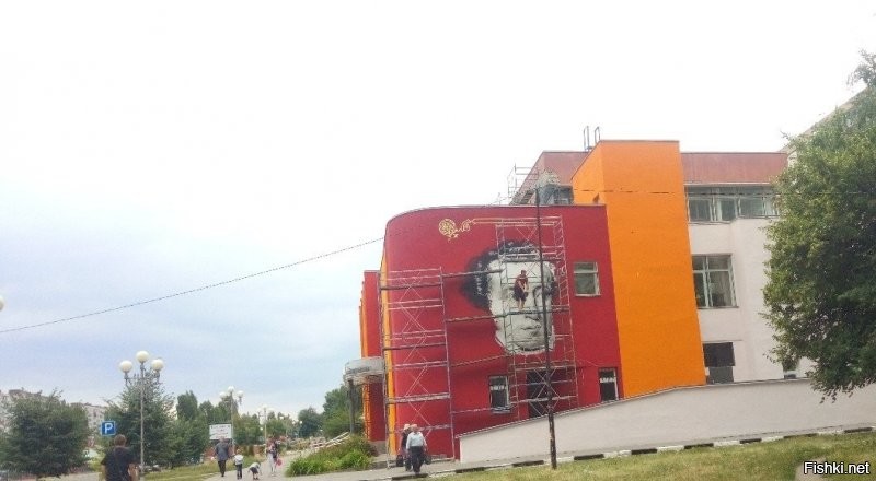 В Старом Осколе преобразились здания городской библиотеки имени Пушкина и музыкальной школы №5.
На стенах учреждений культуры, которые располагаются под одной крышей, появились портреты выдающихся композиторов: Людвига Бетховена, Вольфганга Моцарта, Петра Чайковского, а также классика великой русской литературы Александра Пушкина.