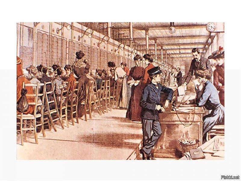 31 декабря 1898 года в 11 часов утра в Петербурге состоялось официальное открытие телефонной линии между двумя столицами Российской империи. На момент своего ввода в эксплуатацию она являлась самой длинной в Европе, её протяженность составляла 660 км.
С понятием "телефонная связь" петербуржцы познакомились в 1882 году: в июле в доме Гансена на Невском проспекте, 26 была подключена первая городская телефонная станция на 128 номеров. К концу этого же года число абонентов телефонной сети увеличилось до 259. Первые телефонные аппараты были установлены в домах центральной части города.