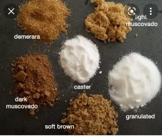 Сахар самый обычный, по нашему кристалический.
А в багажнике порезанные сосиски в соусе,  они же карривурст, просто  в очень больном колличестве.