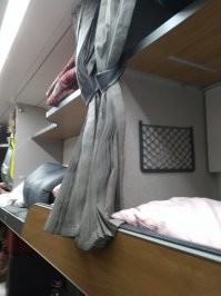 А теперь от РЖД ,,улучшение" хранения багажа, в новых вагонах за каким-то хреном на двух третях длины ширина багажной полки урезана, даже чемодан не положить. Сложенное одеяло оттуда сваливается.