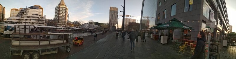 Вот небольшая моя панорама. Та вдали виднеются дома с кубическими квартирами, жёлтые. Справа очень интересное здание дом-арка, в центре как ярмарка торговый центр, внутри везде жилые помещения и сверху с окнами в полу. И по проекту вроде это здание имеет места для проживания птиц. Просто сумасшествие какое то )))