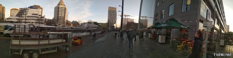 Вот небольшая моя панорама. Та вдали виднеются дома с кубическими квартирами, жёлтые. Справа очень интересное здание дом-арка, в центре как ярмарка торговый центр, внутри везде жилые помещения и сверху с окнами в полу. И по проекту вроде это здание имеет места для проживания птиц. Просто сумасшествие какое то )))