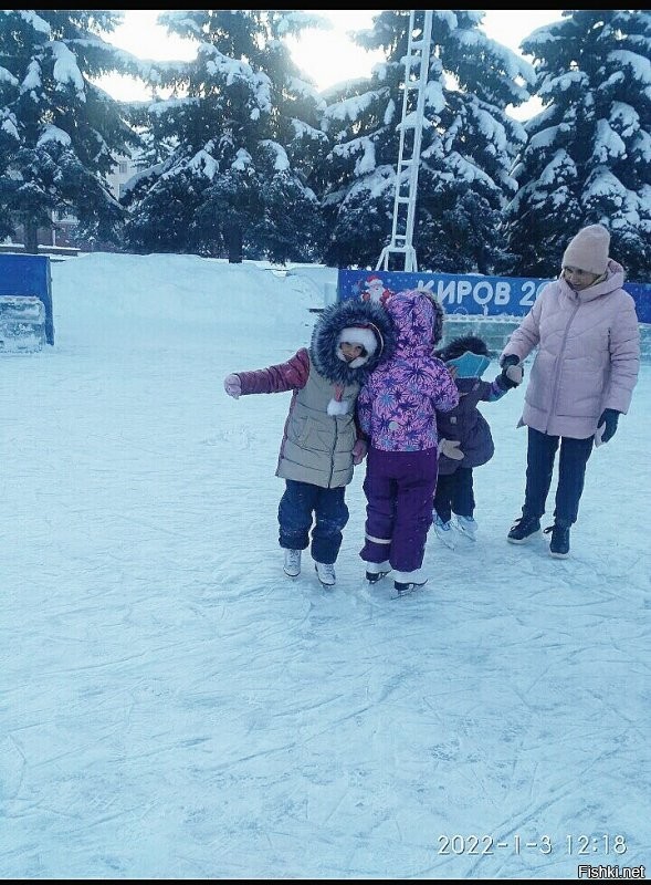 Стоим и ходим уже уверенно, начинаем скользить)