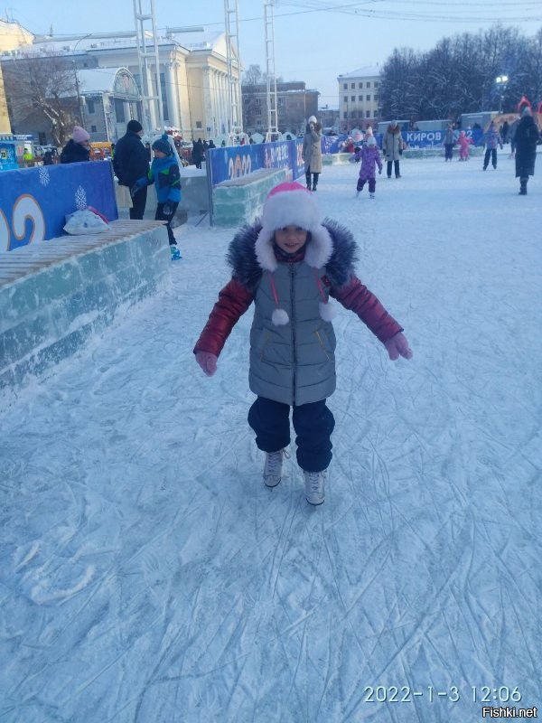 Все, накатались. Небо потемнело, поднялся ветер, похолодало. Но программу минимум выполнили. В этом году дочь уже не только только стоит и ходит на коньках, но уже и начинает скользить