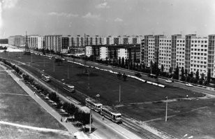 Киев. ул. Братиславская. 1968. Всё вокруг изменилось до неузнаваемости, а трамваи точно такие жк ездят