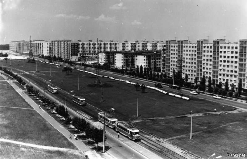 Киев. ул. Братиславская. 1968. Всё вокруг изменилось до неузнаваемости, а трамваи точно такие жк ездят