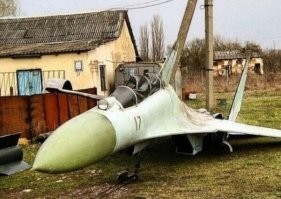 Либо фотошоп либо учебная модель для механиков .  хот скорее фотошоп больно он тут вкорячен криво.
Размах крыла 14,7 м (с УР Р-73Э на консолях-14,948 м)
длина самолета (без штанги ПВД) 21,935 м
высота самолета 5,93 м (Су-27УБ-6,357 м)
площадь крыла 62,037 м2
угол стреловидности крыла по передней кромке 42 градуса