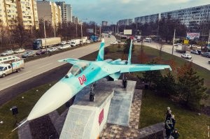 Либо фотошоп либо учебная модель для механиков .  хот скорее фотошоп больно он тут вкорячен криво.
Размах крыла 14,7 м (с УР Р-73Э на консолях-14,948 м)
длина самолета (без штанги ПВД) 21,935 м
высота самолета 5,93 м (Су-27УБ-6,357 м)
площадь крыла 62,037 м2
угол стреловидности крыла по передней кромке 42 градуса