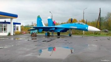 Либо фотошоп либо учебная модель для механиков .  хот скорее фотошоп больно он тут вкорячен криво.
Размах крыла 14,7 м (с УР Р-73Э на консолях-14,948 м)
длина самолета (без штанги ПВД) 21,935 м
высота самолета 5,93 м (Су-27УБ-6,357 м)
площадь крыла 62,037 м2
угол стреловидности крыла по передней кромке 42 градуса