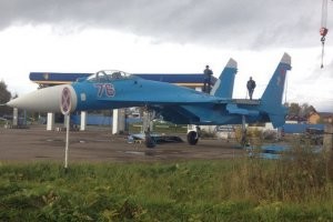 Либо фотошоп либо учебная модель для механиков .  хот скорее фотошоп больно он тут вкорячен криво.
Размах крыла 14,7 м (с УР Р-73Э на консолях-14,948 м)
длина самолета (без штанги ПВД) 21,935 м
высота самолета 5,93 м (Су-27УБ-6,357 м)
площадь крыла 62,037 м2
угол стреловидности крыла по передней кромке 42 градуса