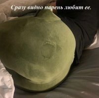Помоему она его зажевала жопой и он пытаешься от туда вылезти.