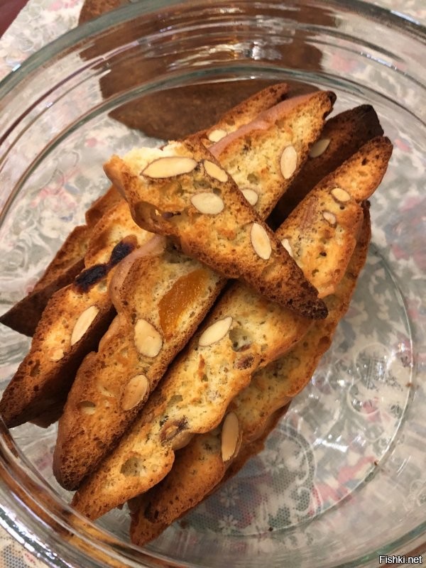 К чашке ароматного кофе модельно подходят бискотти или тонкий ломтик рождественского штолена. Жена их умопомрачительно делает.  
Вот только что ломтял себе к кофейку штолен. Предпоследний из 8 этого пошёл в дело. Фотку не успел сделать - сожрал