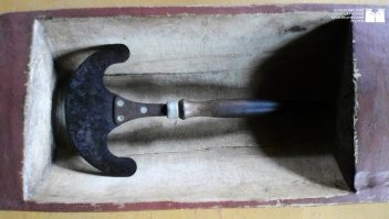 Похож на старинный нож для шинковки капусты