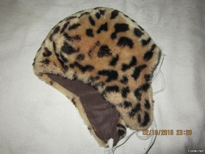 Шапка из искусственного меха или тоже цигейковая, снизу на пуговице, а для верности ещё на резинке, которая потом опоясывала лицо (по шапке, конечно)