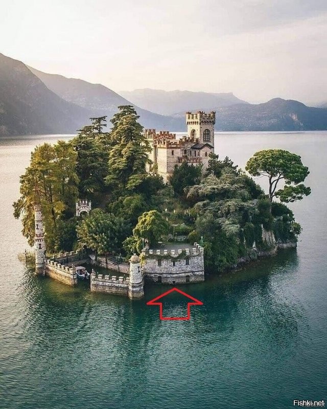 В какой-то игре, в этом здании были тюремные камеры.