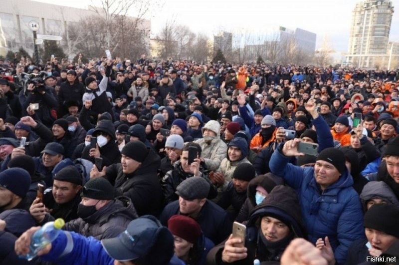 Все как у хохлов. 
Те же кураторы и подстрекатели в толпе.
Характерные писдюки в оранжевых куртках и накидках.
На роликах обратите внимание. 

Проссаные методички, а на казахах работают