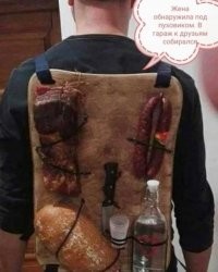 Многовато закуски для одной бутылки.
