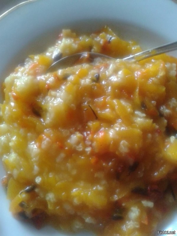 У нас сегодня простенько.
Пшённая каша с тыквой из горшочка и пресные пирожки с капустой и яйцом. Несколько штучек Наде с изюмом и курагой сделала.