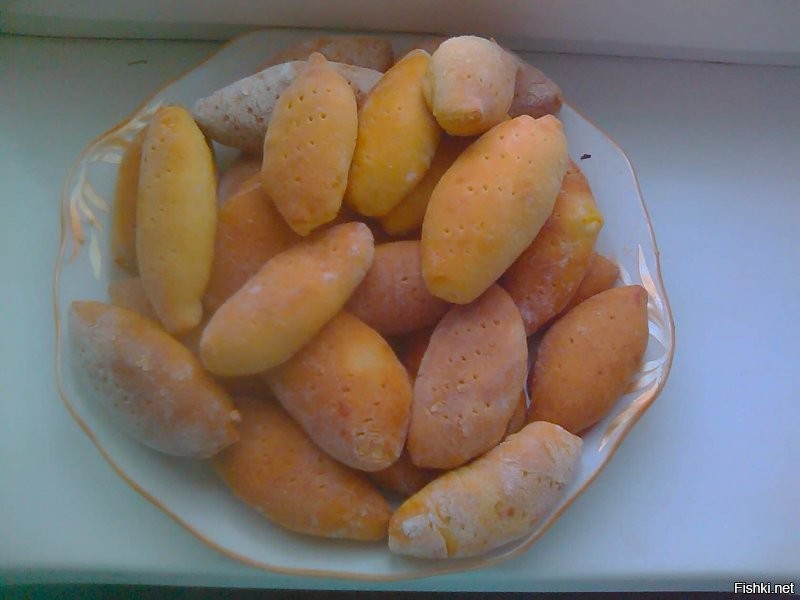 У нас сегодня простенько.
Пшённая каша с тыквой из горшочка и пресные пирожки с капустой и яйцом. Несколько штучек Наде с изюмом и курагой сделала.