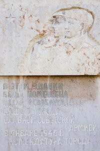Мы в Словакии всегда останавливаемся на прогулку в Долине смерти. 

Милая, небогатая страна - очень понравилось в Прешове, где в отличие от многих сегодняшних стран не сносят советскую память: прямо в центре города стелла с серпом и молотом и таблички памяти подвигам советской армии. 

Из неприятного: в очень уютном "пряничном" городке Бардеёв прям в центре площади средь бела дня сосались два глиномеса. Мы нетолерантные европейцы и от такого нас корёжит.