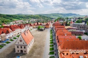 Мы в Словакии всегда останавливаемся на прогулку в Долине смерти. 

Милая, небогатая страна - очень понравилось в Прешове, где в отличие от многих сегодняшних стран не сносят советскую память: прямо в центре города стелла с серпом и молотом и таблички памяти подвигам советской армии. 

Из неприятного: в очень уютном "пряничном" городке Бардеёв прям в центре площади средь бела дня сосались два глиномеса. Мы нетолерантные европейцы и от такого нас корёжит.