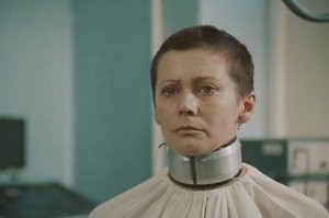 Спасибо, Геша, за столь подробный рассказ о жизни лучшего (моё мнение) советского писателя фантаста.
Не так давно на ЯндексДзен была подобная заметка о творчестве А.Р. Беляева.
И я, как человек, имевший непосредственное (некоторое) отношение к созданию фильма "Завещание профессора Доуэля" позволил себе поделиться некоторыми эпизодами со съёмок.
В том числе и с эпизодом "Купи ракушку"
Полная цитата из Яндекс Дзен.

"Всем любителям советской фантастики посвящается!
Сегодня на канале реальная история со съемок одного из самых известных фантастических фильмов СССР - "Завещание профессора Доуэля".
Статья о творчестве первого профессионального фантаста в Союзе - Александра Беляева - набрала немало хороших слов в его адрес. И в одном из комментариев свою историю рассказал один из участников съемок фильма - техник по аппаратуре подводных съемок Евгений . В далеком уже 1984 году он в составе съемочной группы занимался обеспечением процесса на море в Тихой бухте в районе крымского Коктебеля (в те времена носившем наименование Планерское).
И в один из дней спас актрису Наталью Сайко, игравшую одну из главных ролей, от гибели. Дальнейший рассказ от первого лица (с незначительной редакцией и информационными вставками от ведущего канала) ведет Евгений Борунов. И даже получилось две истории, одна из них - о спасении, вторая - несколько фривольная.
Вот как это было...
В той экспедиции в Планерском я был техником по аппаратуре подводных съёмок (камера, водонепроницаемый бокс и прочее). В состав группы от Леннаучфильма входили два оператора и я.
Так получилось, что лично я внёс немалый вклад в появление этого фильма :)). В один из съемочных дней я находился в катере, метрах в пятидесяти от съёмочной площадки. Точнее - от места, где велись на глубине съемки.
Работы закончились, мои операторы направились к катеру и не могли видеть Наташу Сайко, исполнительницу роли Евы. Если кто помнит роман, Ева после операции носила на шее шёлковую ленту, прикрывающую её шрам. Но реквизиторы Ленфильма не придумали ничего лучше ,чем надеть на нее алюминиевый ошейник.

Так вот Наташа в этом ошейнике стала задыхаться
Мои подводники плывут к катеру, ничего этого не видят, вся остальная группа на берегу в безмятежности крымского курорта.
Я, вообще-то, плаваю брасом. Как я на кроле прошёл эти 40-50 метров, сам не знаю. Но прошёл очень быстро. В общем, спас актрису, доставил на наш катер.
Медали "За спасение на водах" за это не получил, но выходной за этот день моя группа получила и славно отметила :)))

В романе "Голова профессора Доуэля" описание такое: "На шее певица носит замысловатое колье, вернее даже не колье, а целый приставной воротничок, украшенный мелким жемчугом, шириной по крайней мере в четыре сантиметра."
 
История эта имела продолжение.
Как я сказал, киногруппа позволила себе немножко отпраздновать счастливое спасение артистки. Как это отпраздновали актёры (а в это время в эпизодах на море были заняты еще Алексей Бобров и Николай Лавров) мы не знали – не наше это дело.
Но наша подводная группа «приняла» совсем немного: на следующий день надо было опять идти под воду. Когда нас доставили к пляжу, гримёры, костюмеры и реквизиторы начали работу с актёрами, а на Наташу опять нацепили этот ошейник.
И тут она обратилась к режиссёру Леониду Менакеру с просьбой.
Надо пояснить, что подводная съёмка проходила на расстоянии 50-70 метров от берега (вода чище, мути меньше).
Так вот просьба Наташи заключалась в том, чтобы её на «площадку» доставлял катер. Это не было капризом. Просто сначала проплыть это расстояние до площадки, потом сыграть там роль, отсняв несколько дублей – молодая женщина просто уставала. Да ещё этот давящий ошейник, которого она теперь, после вчерашнего, просто боялась.
Против катера категорически возразили мои подводные операторы: катер намутит на точке воду и сколько придётся ждать до её «просветления» - никому не известно. Обычно мы на нашем катере не доходили до точки съёмки, как я уже говорил, метров 40 – 50. Там ребята забирали подводный бокс, надевали аппараты (акваланги) и неспешно добирались до точки вплавь.
Появилась проблема: вёсельной лодки у нас не было – не возникала необходимость, а актрисе нужно было помочь.
Я присутствовал при этом разговоре Наташи с режиссёром, уже натянул «мокрый» гидрокостюм, мои операторы тоже оделись и мы собирались к катеру. И тут чёрт меня дёрнул предложить Наташе: «Давайте я Вас на точку доставлю». Она удивилась... 
 
Наталья Сайко - ее еще прозвали "советской Катрин Денёв". Для съемок в фильме она мужественно постриглась наголо. А уж кадры, в которых она снималась без ничего, были фактически первыми в советском кино. Для тех времен такой актерский поступок можно смело считать подвигом.

Наталья спросила – как это я собираюсь сделать? На себе – отвечаю. Надеваю ласты, захожу в воду и приглашаю её следовать за собой. Вся группа с интересом ждёт продолжения. Я стою спиной в море, лицом к берегу и Наташе.
Что дальше? –интересуется актриса. А просто ложитесь на меня – ответствую. Она в некотором смущении переспрашивает – Как? - Лучше спиной. Надо отдать ей должное - она поворачивается ко мне спиной и прислоняется ко мне.
Тут я выдаю следующее: "Мне за завязочки на купальнике Вас будет не утащить. Стрижка у Вас под мальчика, значит и за волосы не схватить. Выход у нас с Вами один – под руки".
Мы ложимся на воду: я внизу, Наташа на мне, оба, естественно, лицом к небу и солнцу. И тут я понимаю (с опозданием), что Наташины ноги будут мне мешать работать ластами. И я добиваю Сайко последней фразой: "Наташа, ноги раздвиньте"...
Я не видел её лица в это время, думаю – оно выражало, по крайней мере, удивление. Но просьбу мою послушно выполнила.
Так на моих ластах, без её физических усилий (про моральные и нравственные не знаю. Всё таки, знаете ли… хоть и плотный гидрокостюм, но… тридцатилетний мужчина… молодая женщина в непосредственной близости… Ну вы поняли) мы добрались до точки съёмки, отснялись и таким же образом я доставил её на берег.
Тогда, на съемках, Наташе было 36 лет. А совсем недавно, 12 января, Наталье Петровне Сайко исполнилось 72 . Поздравляем её с прошедшим днем рождения, желаем крепкого здоровья! Надеемся, что эта статья всколыхнет приятные воспоминания!
Все оставшиеся семь дней подводных съёмок я так же по просьбе Наташи был её «челноком». Эти семь дней Наташа на пляже демонстративно громко (хотя я был, как правило, неподалёку) кричала: "Где мой Женя? Меня нужно доставить на площадку!"
Экспедиция была прекрасная! Десять дней в Планерском, чудесная погода, специально закрытый для наших съёмок километр песчаного пляжа…
А в фильме после монтажа от нашей работы осталась пара эпизодов и крик мальчишки на пляже: «Купите ракушку».
* * * *