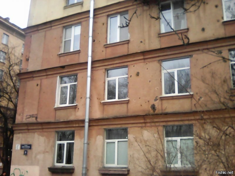 В Московском районе дома в районе улиц Гастелло,  Ленсоветовская , пр. Гагарина ...имеют такие отметины, как осколками посечены. Но строили их в начале 50-х.