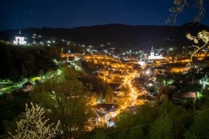 Здесь несколько фотографий из моего телефона.  Город Banská Štiavnica действительно красивый  . Но известный он и по другой причине . Во первых сохранившиеся инженерные сооружения по добыче полезных ископаемых (золото, серебро). Из прошлых столетий. Для туристов также интересными может быть спуск в шахты ,где все ещё выглядят так, как их шахтёры оставили 300 лет назад