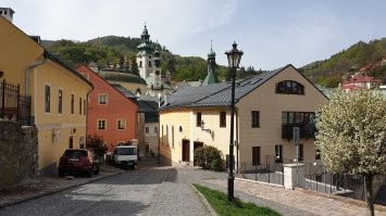 Здесь несколько фотографий из моего телефона.  Город Banská Štiavnica действительно красивый  . Но известный он и по другой причине . Во первых сохранившиеся инженерные сооружения по добыче полезных ископаемых (золото, серебро). Из прошлых столетий. Для туристов также интересными может быть спуск в шахты ,где все ещё выглядят так, как их шахтёры оставили 300 лет назад