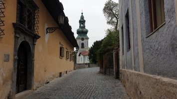 Здесь несколько фотографий из моего телефона.  Город Banská Štiavnica действительно красивый  . Но известный он и по другой причине . Во первых сохранившиеся инженерные сооружения по добыче полезных ископаемых (золото, серебро). Из прошлых столетий. Для туристов также интересными может быть спуск в шахты ,где все ещё выглядят так, как их шахтёры оставили 300 лет назад