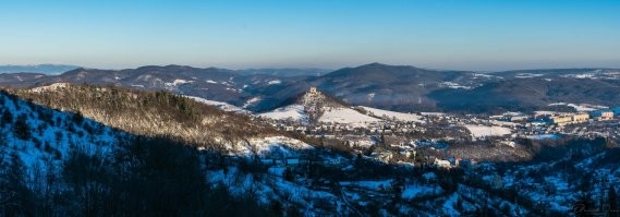 Здесь несколько фотографий из моего телефона.  Город Banská Štiavnica действительно красивый  . Но известный он и по другой причине . Во первых сохранившиеся инженерные сооружения по добыче полезных ископаемых (золото, серебро). Из прошлых столетий. Для туристов также интересными может быть спуск в шахты ,где все ещё выглядят так, как их шахтёры оставили 300 лет назад
