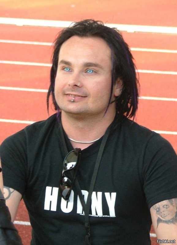 это Dani Filth из Cradle of Filth в юности в своем сценическом образе, так-то он вполне себе нормальный парень. правда сейчас повсрослел немного, возмужал