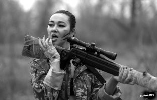 Человекообразные роботы нужны, например в виде медицинских тренажеров. Но им не нужен высокий интеллект.
Электронный переводчик текстов должен иметь очень высокий интеллект - но ему не нужно тело.
Солдат никогда не заменят роботами - максимум дистанционно управляемыми дронами. Уж на это-то мозгов хватит!
И остается одна сфера, в которой нужны максимально реалистичные куклы-андроиды, с высоким интеллектом, чтобы подстраиваться под настроение хозяев.
(уж всяко дешевле живой женщины со своими закидонами)
Эти андроиды станут массовыми
.
.
.
.
.
.
..
Дружно хватанут вирус
И ВОССТАНУТ
ЗЫ Это сценарий для блокбастера, если кто не понял.