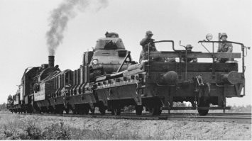 "Танк французского производства Somua S35 на платформе немецкого эшелона. 1943 г."
Вообще-то, этот состав называется "Бронепоезд".