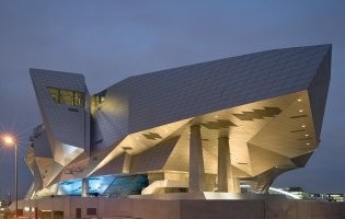 К слову о том, что сейчас что-то упадет.... Есть  известное австрийское архитектурное бюро Coop Himmelb(l)au..