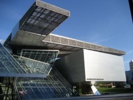 К слову о том, что сейчас что-то упадет.... Есть  известное австрийское архитектурное бюро Coop Himmelb(l)au..