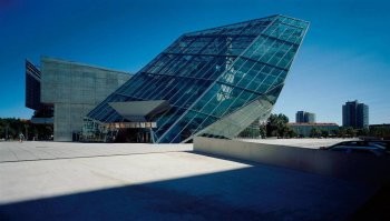 К слову о том, что сейчас что-то упадет.... Есть  известное австрийское архитектурное бюро Coop Himmelb(l)au..