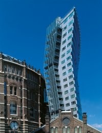 К слову о том, что сейчас что-то упадет.... Есть  известное австрийское архитектурное бюро Coop Himmelb(l)au..