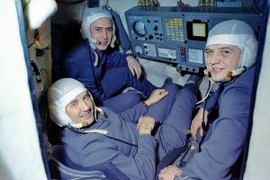 Георгий Добровольский, Владислав Волков и Виктор Пацаев,вот где несчастье,без скафандров и костюмов спускались тогда,все вес,экономия места и т.д,а могли бы выжить