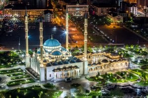 "Сердце Чечни". Это наши соотечественники.
 А вот мечеть Казани. Там тоже молятся россияне.
 Красиво, правда?