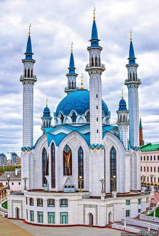 "Сердце Чечни". Это наши соотечественники.
 А вот мечеть Казани. Там тоже молятся россияне.
 Красиво, правда?