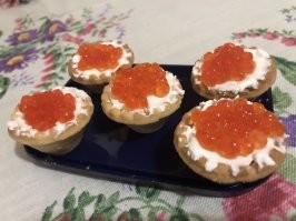 Из Хабаровска приехала, свойская, друган угостил)