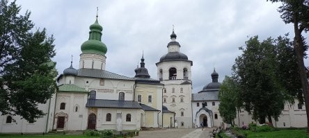 Валдай. 
А про храм Зосимы и Савватия на Соловках вообще молчу...
Ну а про город-крепость Кириллов - вообще молчу.
Ещё бы автору в Пскове побывать следовало.