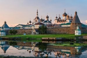 Валдай. 
А про храм Зосимы и Савватия на Соловках вообще молчу...
Ну а про город-крепость Кириллов - вообще молчу.
Ещё бы автору в Пскове побывать следовало.