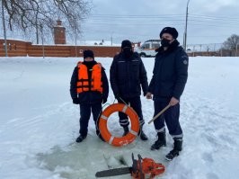 Сотрудники МЧС показали как выловить из ледяной воды труп.