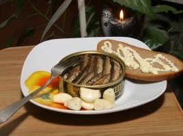 Хотел продемонстрировать, что могу себе позволить себе цветной брендовый фотоаппарат. И шпроты всегда ел прямо из банки, не перекладывая их в хрустальную посуду из бабушкиного серванта.