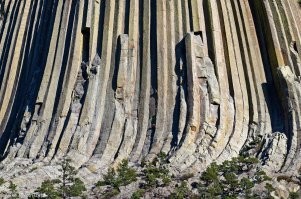 Автор, я конечно не альтернативный археолог, но даже тупому, посмотрев на гору дьявола понятно, что это точно не вулканическая деятельность.