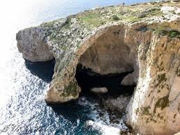 Катают туристов для фоток в инстаграмм. Косят бабло.
Был на Мальте плавали на лодке в эту пещеру. Когда штиль всё красиво, чистая водичка, видно до дна. Пришёл на другой день как-то просто посмотреть. Были волны. Лодки так болтало, я офигел, что туристов туда в такую погоду повезли.